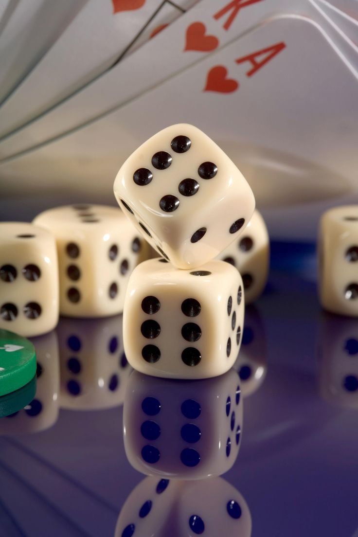 Seorang pemain bingo menikmati permainan online di ponsel